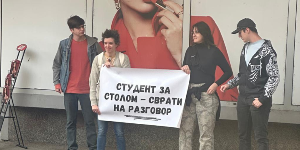 Može li jadnije od ovoga? Šaka jada izašla da blokira grad - Policija intervenisala (FOTO)
