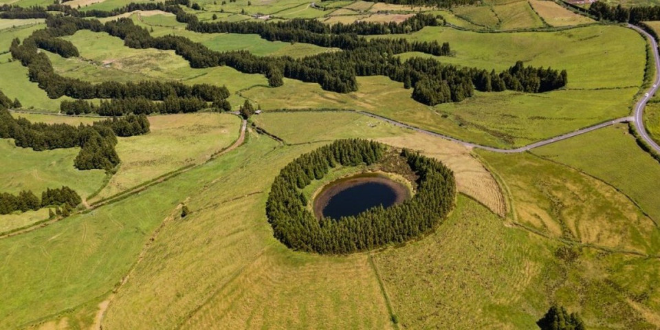 "Oko guštera" skriveno usred šume: Neobično vulkansko jezero mami turiste (FOTO)