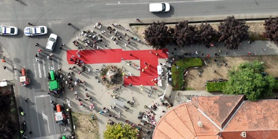 Pukao blokaderski cirkus na točkovima! Saobraćaj blokirali, narod izmaltretirali, a na "velikom dočeku" šaka jada (FOTO)