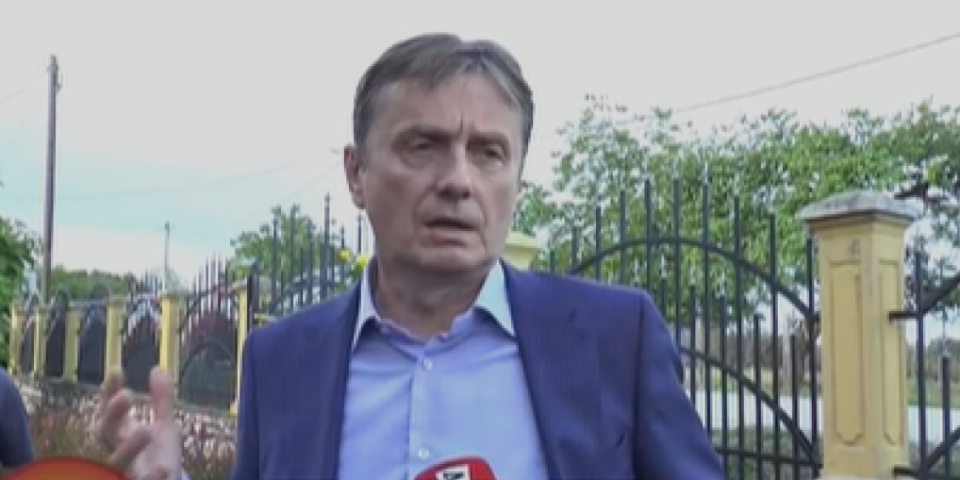"Svakog dana im nalaze drogu u džepovima, zato bi da jašu i siluju narod!" Glišić demolirao blokadere (VIDEO)