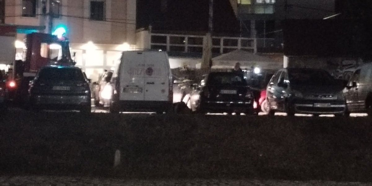 dim iz automobila na parkingu u Užicu