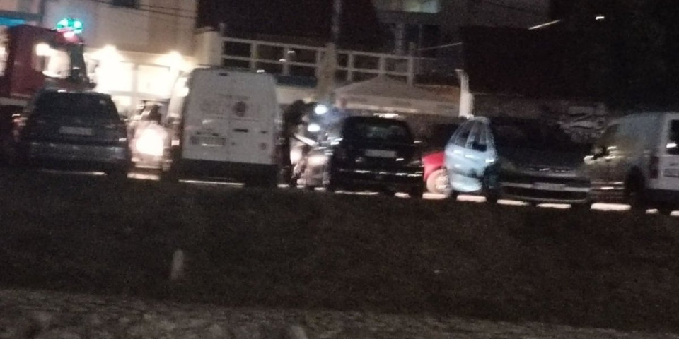 Drama na parkingu u Užicu! Automobil počeo da se dimi, vatrogasci sprečili izbijanje vatre