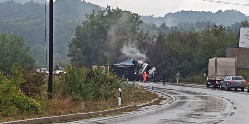 Novi detalji prevrtanja šlepera kod Gornjeg Milanovca: Izlila se velika količina nafte - Haos na magistrali (FOTO)
