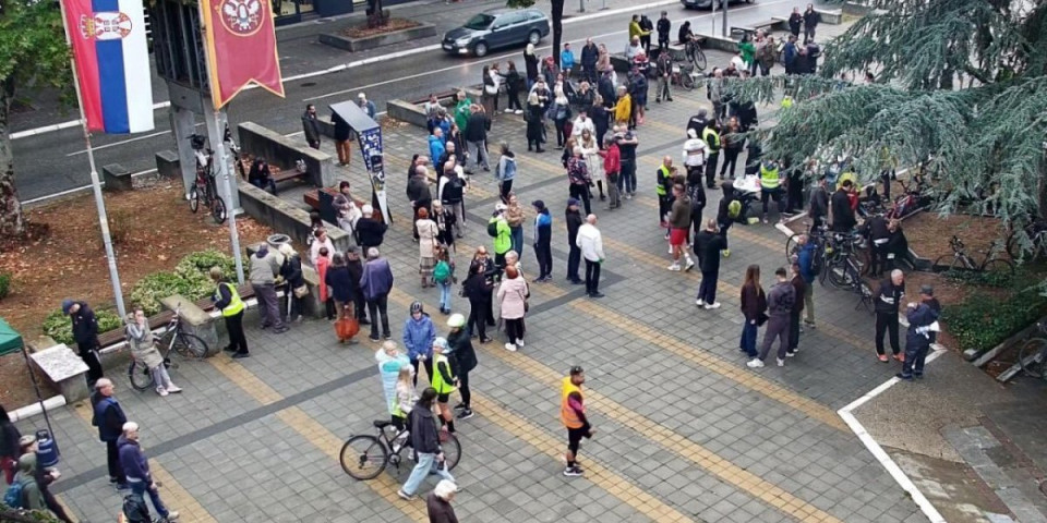 Epska propast blokadera u Valjevu: Poznato koliko ih se skupilo na gradskom trgu (VIDEO)
