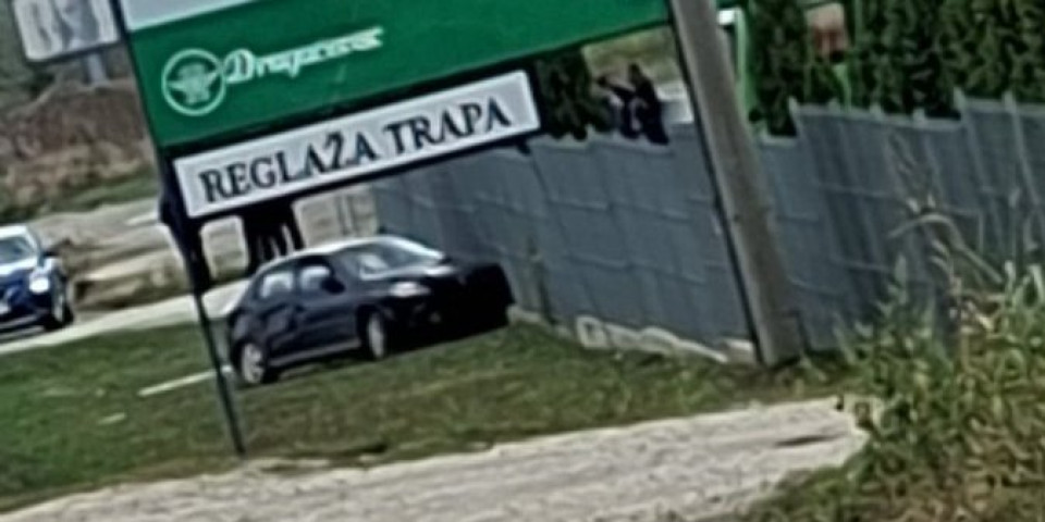 Vozilo od siline udara izletelo sa puta i zakucalo se u ogradu servisa: Jeziv sudar kod Čačka! (FOTO)