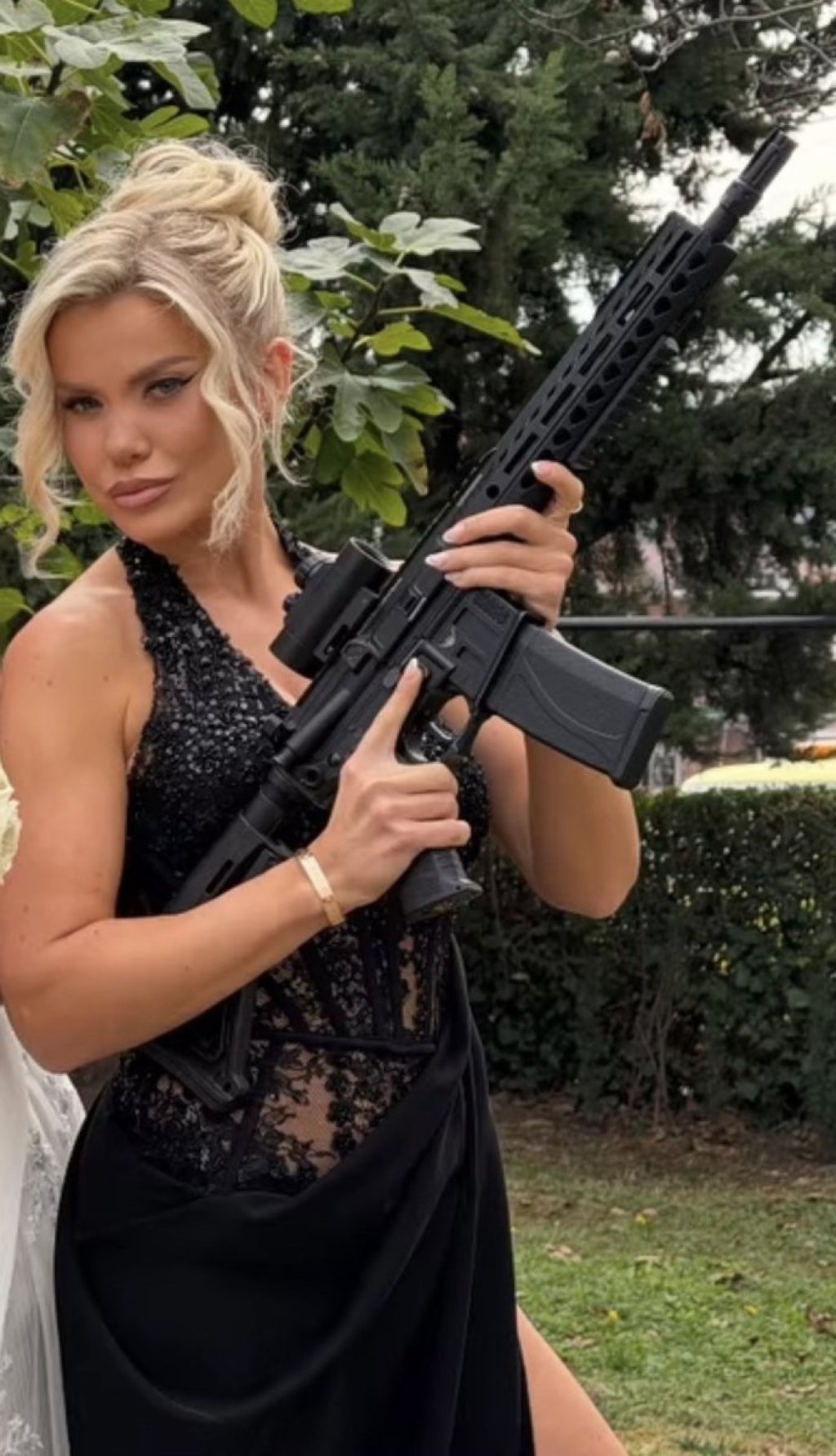 Najvrelija kuma u Srbiji! Pripijena čipka, bujne dude i seva sve- Sanja golišava ščepala pušku, a prorez svi zumiraju (VIDEO)