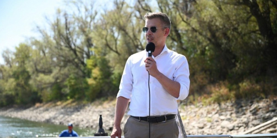 (VIDEO) Napadnut Peter Mađar! Izašao da održi govor, a onda je počeo haos: Snimak se munjevito širi mrežama