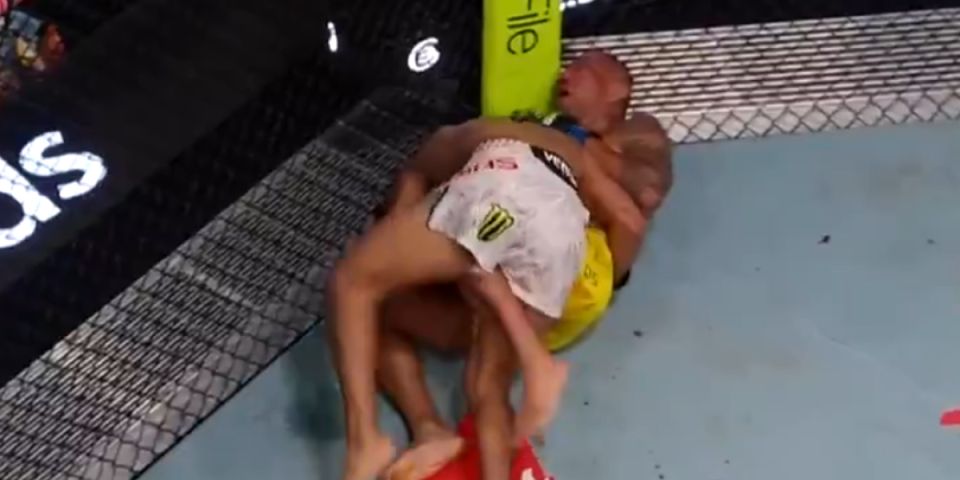 Uznemirujuće scene: UFC borac kolabirao usred borbe, ležao nepomično (VIDEO)