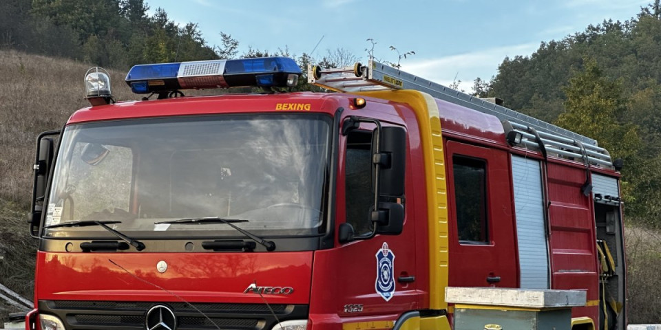 Stanari hitno evakuisani: Požar u zgradi u Ivanjici, vatrogasci na terenu