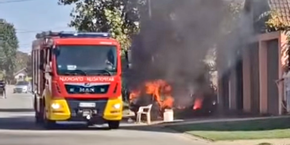 Automobil izgoreo do neprepoznatljivosti: Vatrogasci pod rotacijom uleteli na lice mesta! (FOTO/VIDEO)