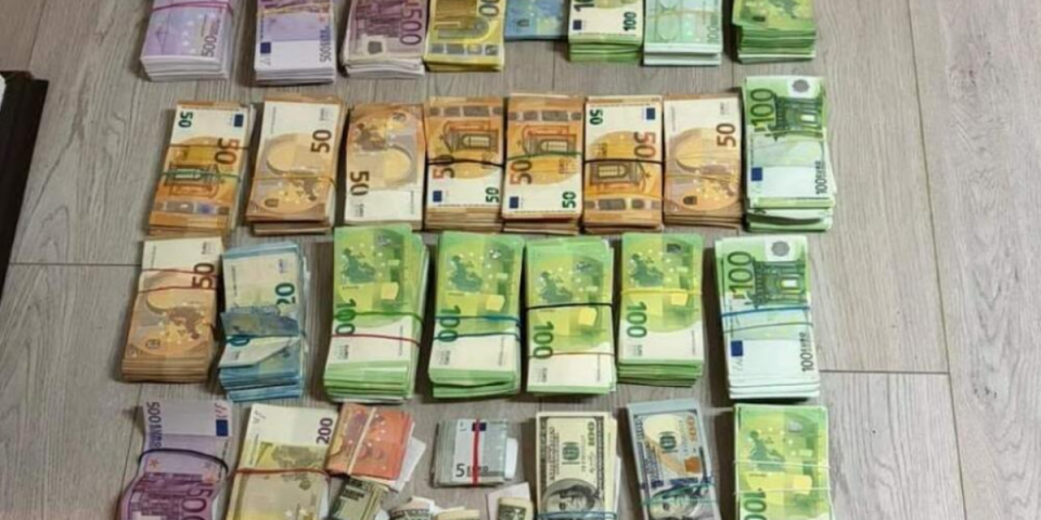 Ovo je milion evra pronađenih kod Rusa: Par "pao" na aerodromu u Tivtu, a onda im policija pretresla stanove i šokirala se (FOTO)