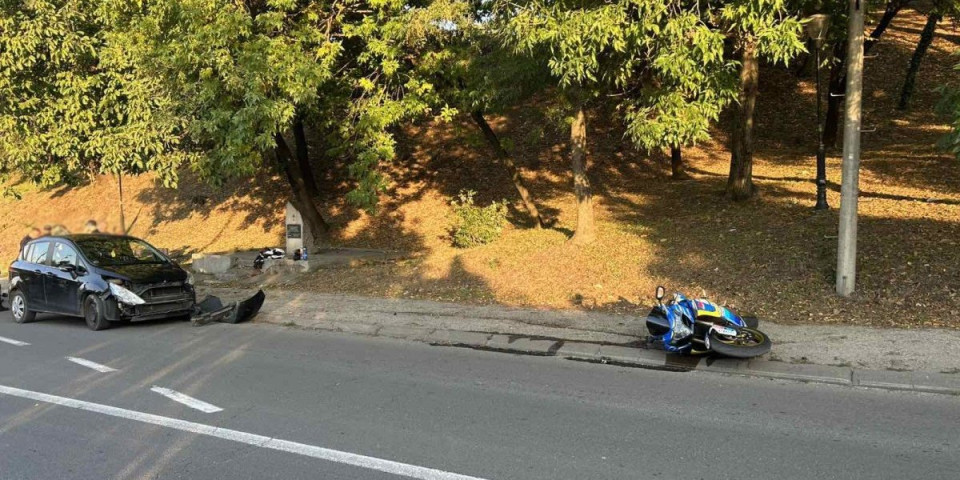 Žestoka saobraćajka u Kragujevcu: Sudar motocikla i automobila - Sprečen obračun vozača (FOTO)