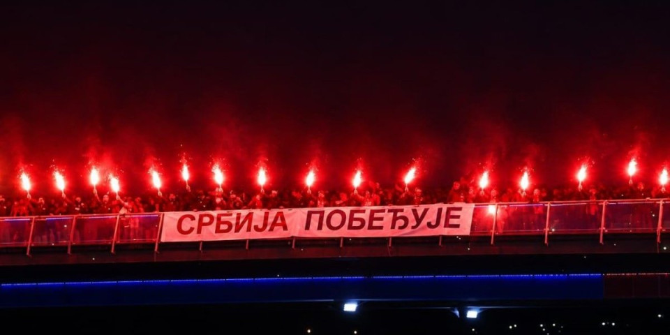 Baklje i povici! "Aco, Srbine" odjekivalo sinoć centrom Niša: Građani poručili - Hvala za dva mandata, podrška za mesto premijera (FOTO/VIDEO)