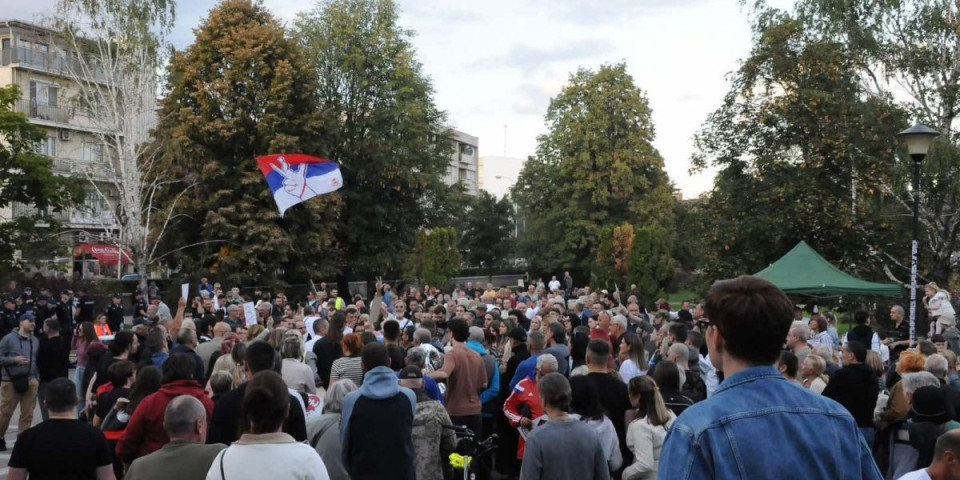 Tuku se blokaderi između sebe! Jedni drugima poručuju da su se raspali - optužuju jedni druge da rade za Vučića (FOTO)