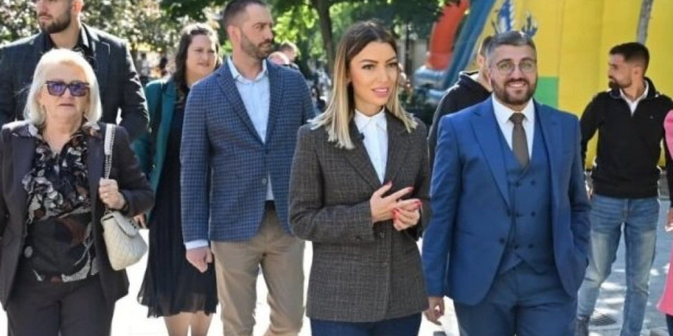 Pobediće Srbija! Adrijana Mesarović sa građanima u Pančevu: Pred vama izlazimo sa rezultatima i jasnim planom za budućnost (FOTO)