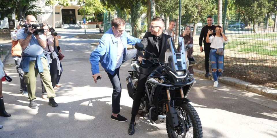 Skočio s motora u toku vožnje! Keba imao peh u Šimanovcima - Kolega dao gas (FOTO)