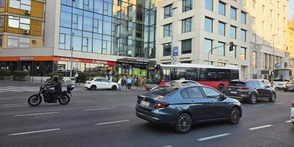Sudar na Zelenom vencu u Beogradu: Hteo da pretekne autobus, pa izgubio kontrolu - Ograda na trotoaru sprečila tragediju (FOTO/VIDEO)