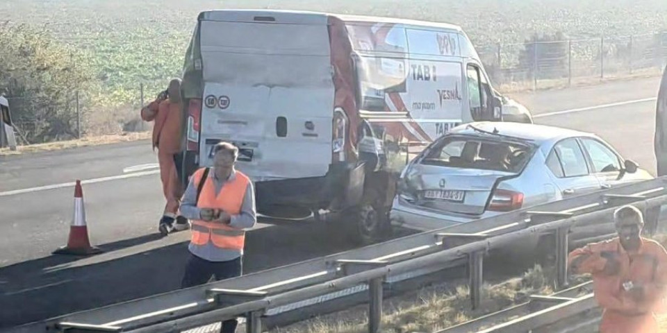 Kolaps u najavi: Saobraćajna nezgoda na auto-putu kod Pećinaca, stvaraju se gužve (FOTO)
