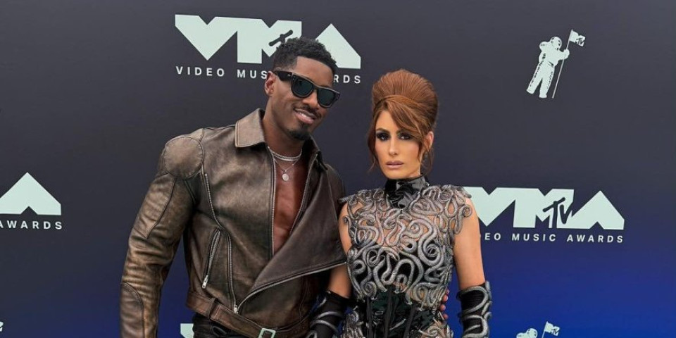 Didi J nakon borbe za zdravlje ponovo zasijala - Rame uz rame sa svetskim zvezdama na "MTV VMA"‪⁨