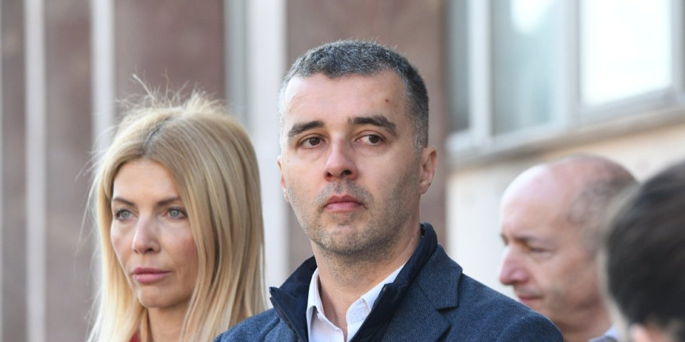 Blokaderski fašizam na delu: Savo Manojlović preti novinarima i tužiocima - Ugasićemo RTS i sudićemo svim tužiocima i sudijama! (VIDEO)