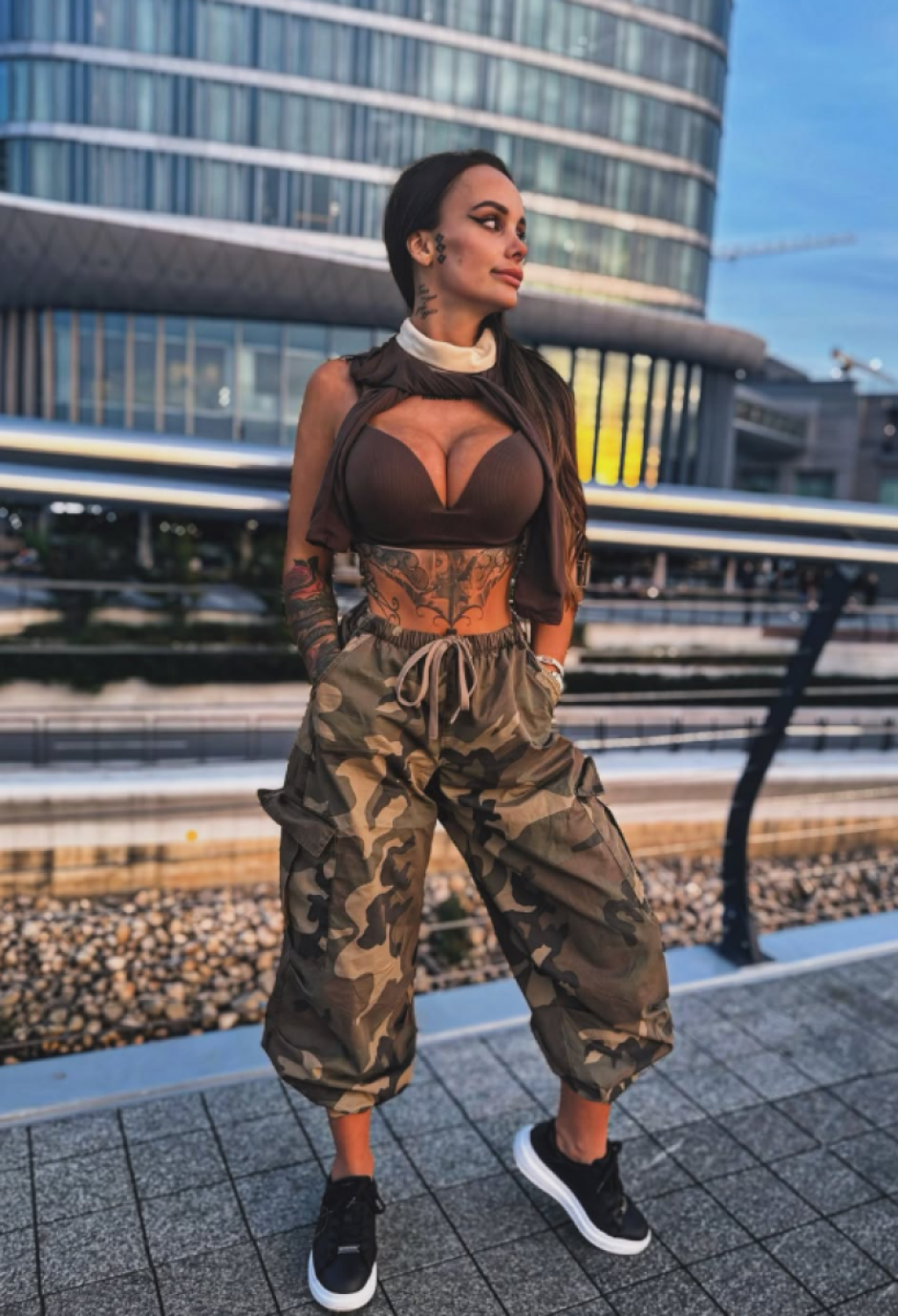 Cica ne mari za prolaznike! Teodora prošetala poluagola - Bujne obline i grudi bacile muškarce u trans
