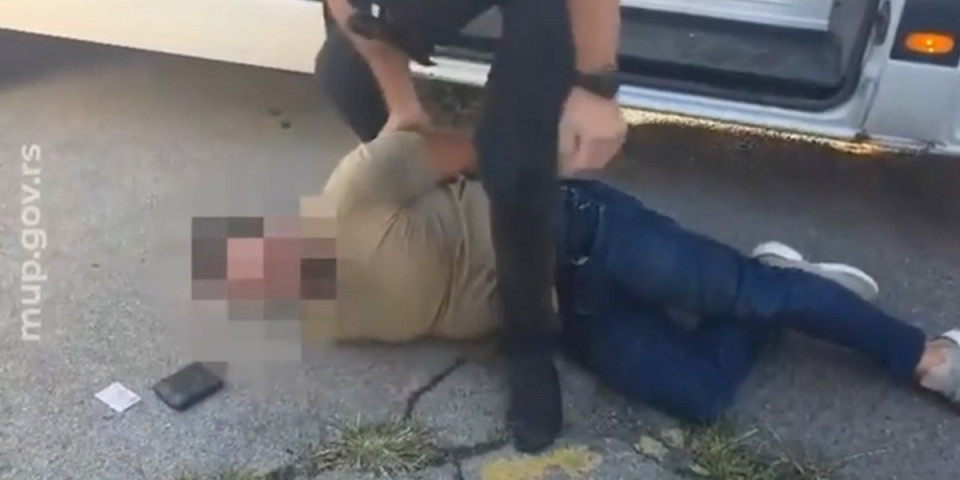Brutalni snimak hapšenja dilera: Osumnjičeni bačeni na zemlju - U kombiju pronađeno 70 kilograma droge (VIDEO/FOTO)