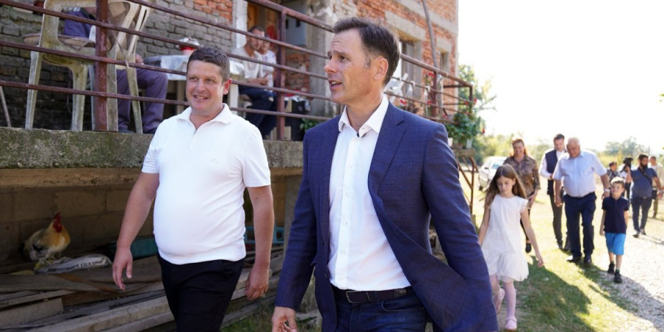 Siniša Mali u poseti porodici Bujagić! Prosvetni radnici se vratili na selo - Obrazovanje i rad uskladili sa poljoprivredom (FOTO/VIDEO)