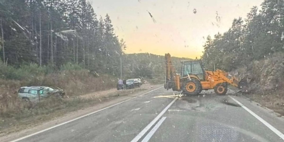 Sudar automobila i teške radne mašine kod Boljevca: Od siline udara "Dačia" sletela sa puta (FOTO)