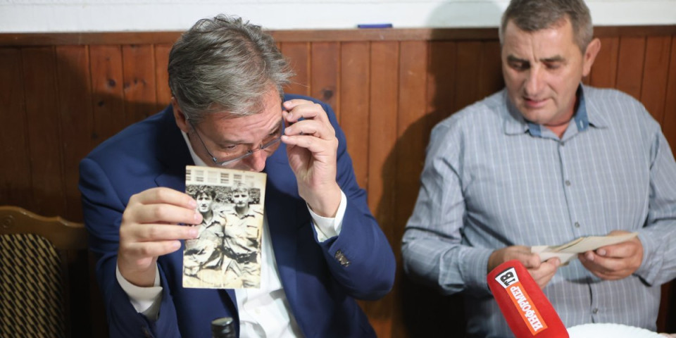 Pun gas! Vučić obišao Istočnu Srbiju: Najavio pobedu na izborima, posetu završio razgovorom sa drugom iz vojske (FOTO, VIDEO)