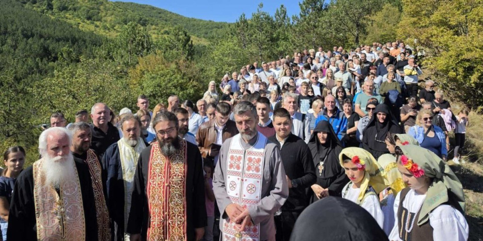 Sveto znamenje na steni: Kod manastira Končul osveštan časni krst (VIDEO)