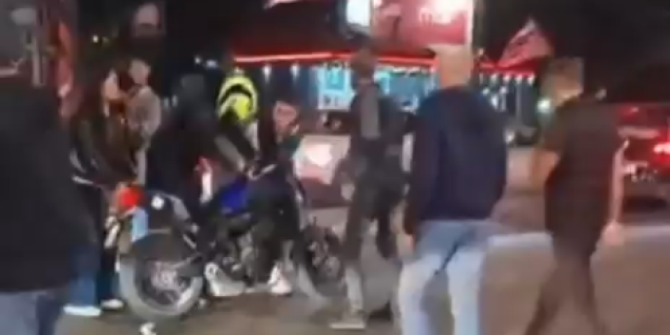Blokaderi nastavljaju krvavi pir: Zastavom oborili čoveka sa motora u pokretu! (VIDEO)