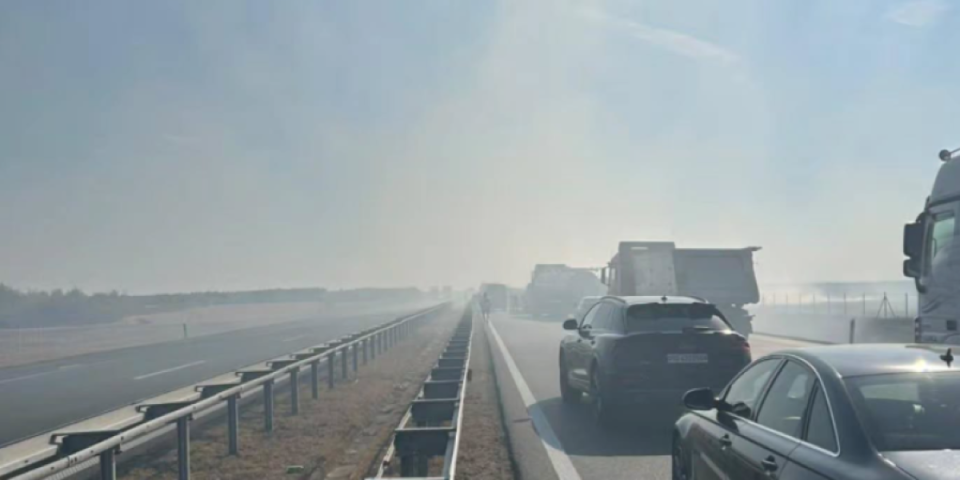 Lančani sudar na auto-putu: Više vozila učestvovalo u udesu između Rume i Šimanovaca, stvaraju se ogromne gužve (FOTO)