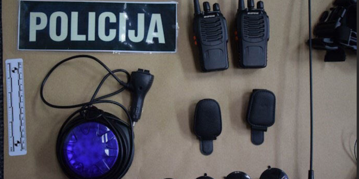 Oprema koja je pronađena kod lažnog policajca