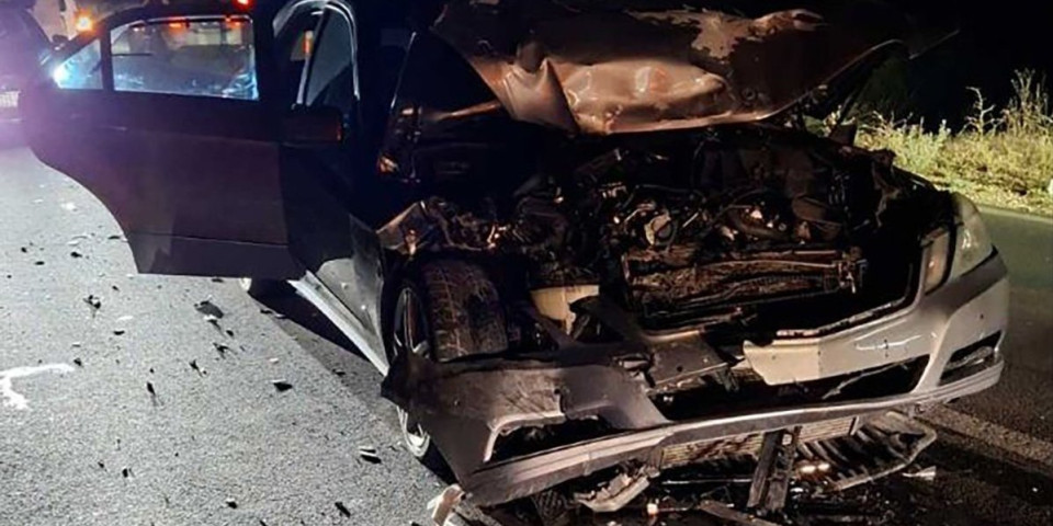 Naglo prikočio "bmw-om", pa izazvao jeziv sudar: "Mercedes" pretvoren u gomilu lima, ima povređenih! (FOTO)