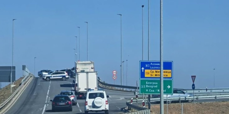 Karambol na auto-putu kod Šapca: Muškarac i žena hitno prevezeni u bolnicu, saobraćaj stao zbog uviđaja