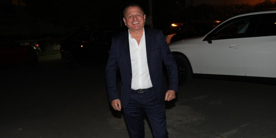 Razbacuje se milionima! Pevač zgrnuo bogatstvo, pa ćerki i sinu pazario ovo - Svi u šoku