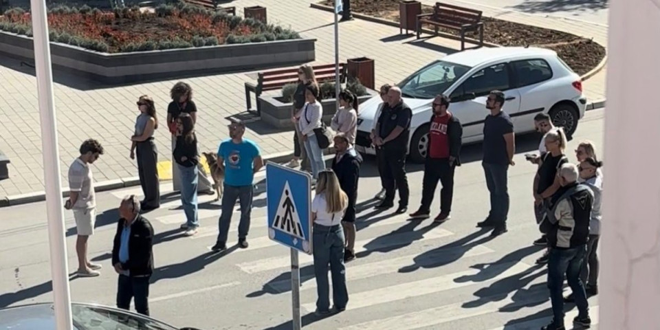 Blokaderski ''pomen'' u Velikoj Plani: Jedva 20 ljudi blokiralo ulicu, žena dovela psa, a ''vođa'' došao u bermudama (FOTO)