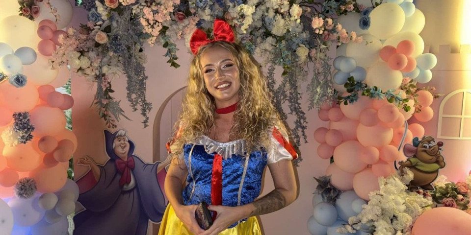 Seksi Snežana iz sedam patuljaka došla na rođendan kod prsate Pepeljuge - Ovaj stajling Milice Veličković još niste videli
