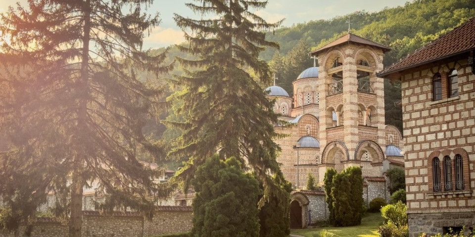 Doneli su je nepokretnu, a posle molitve se uspravila i prohodala: Evo zašto vernici hrle u ovu srpsku svetinju
