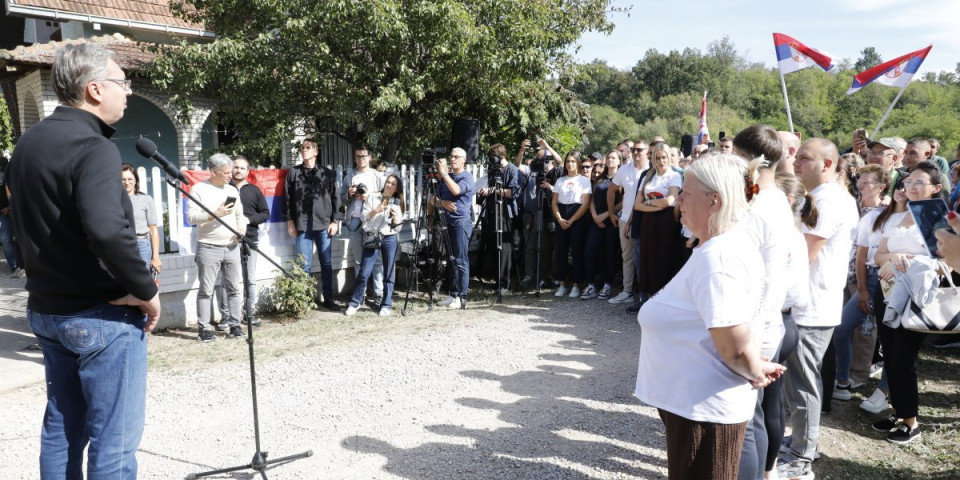 Vučić u selu Krušar: Šta je njima u glavi - Mislite li da je moguće da kažem da sam pričao sa Trampom, a da nisam ? (FOTO, VIDEO)