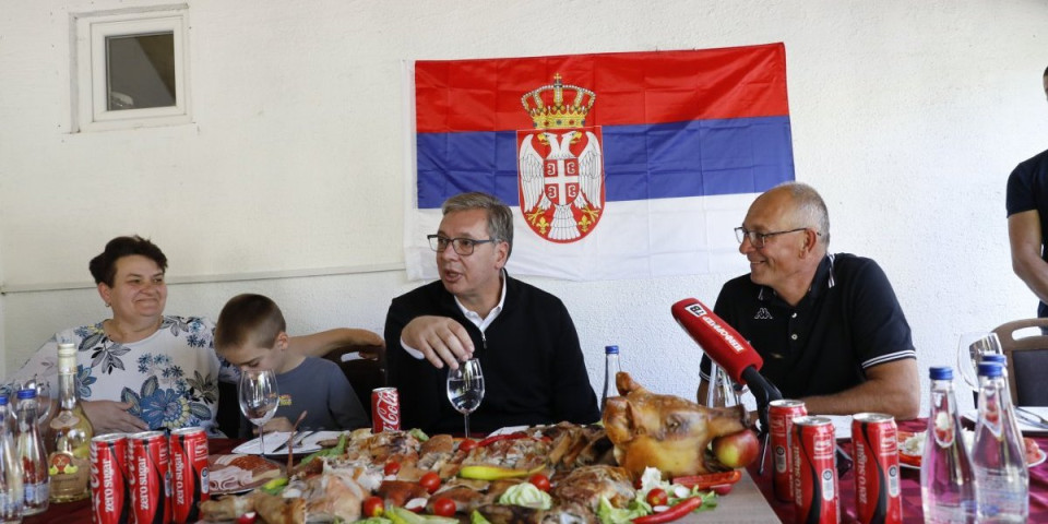 Vučić sa narodom u selu Krušar: Svi će se oni ujediniti - I Ljajić i Karić i blokaderi (FOTO, VIDEO)