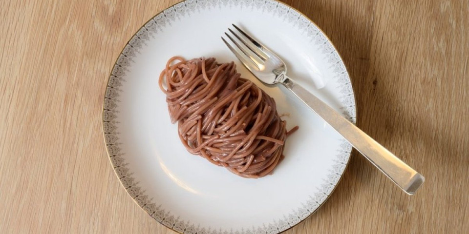 Ovako se prave "pijane špagete": Italijanski recept u kojem testenina dobija neodoljivu boju i ukus