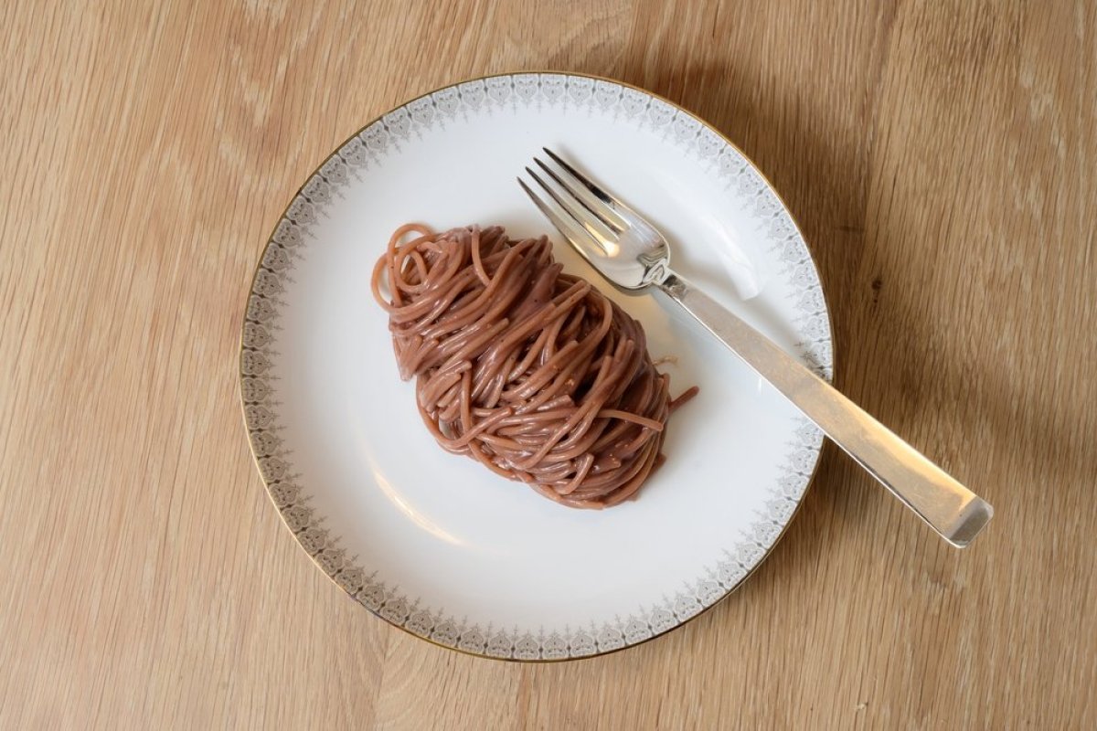 Ovako se prave "pijane špagete": Italijanski recept u kojem testenina dobija neodoljivu boju i ukus