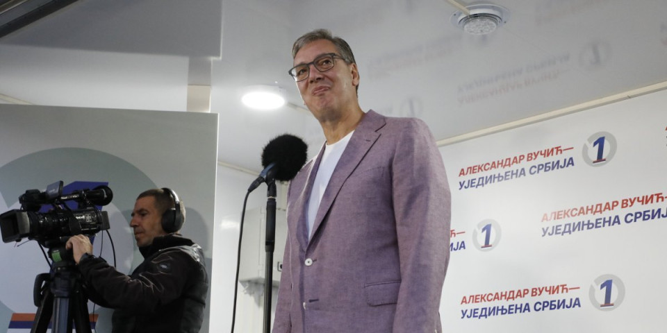 Vučić sa narodom u Vranju! Dočekao ga veliki broj građana - odjekuju moćne poruke (FOTO/VIDEO)