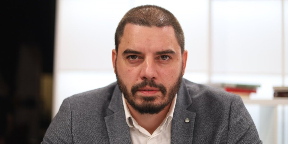 Blokaderi ne žele da vidite ovaj snimak! Hiljade telefona, lažni nalozi i veštačka inteligencija za napade na neistomišljenike (VIDEO)