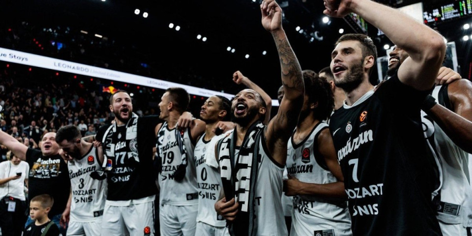 Crno-bele ne interesuje Vošington koji slavi: Neka ga, nek pleše, mi se ne obaziremo!
