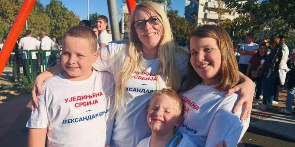 Sa troje dece stigla u Arenu da podrži Vučića! - Danijela (42): Želela sam da i oni vide kako izgleda ujedinjenje naroda (FOTO)