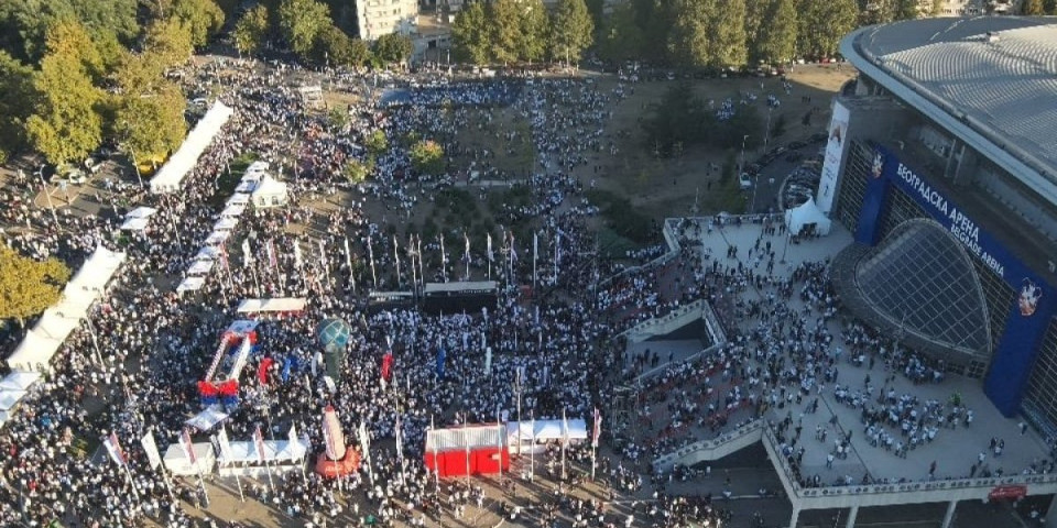 Neverovatne scene ispred Beogradske arene! Pogledajte šta se dešava uoči velikog skupa "Aleksandar Vučić - Ujedinjena Srbija" (FOTO/VIDEO)