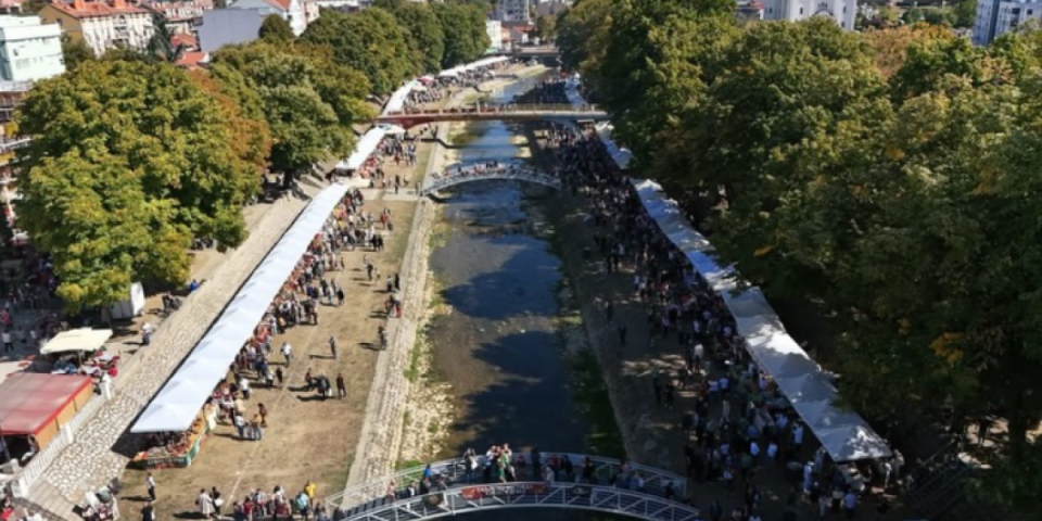 Valjevo zamirisalo na duvan čvarke: Počeo 20. festival na keju Kolubare
