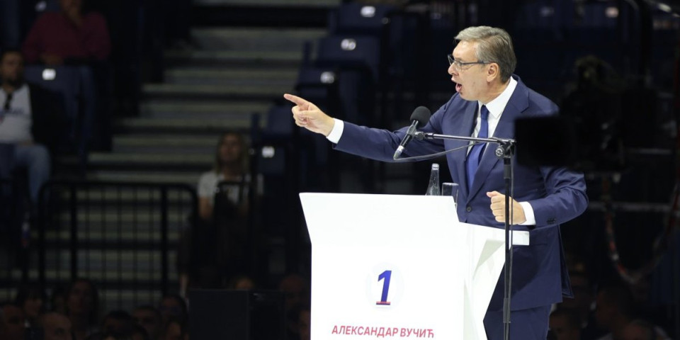 ''Sreo se sa Trampom? Ne, to je kartonska figura!'' Vučić razmontirao blokaderske laži: Džabe im puštate snimke